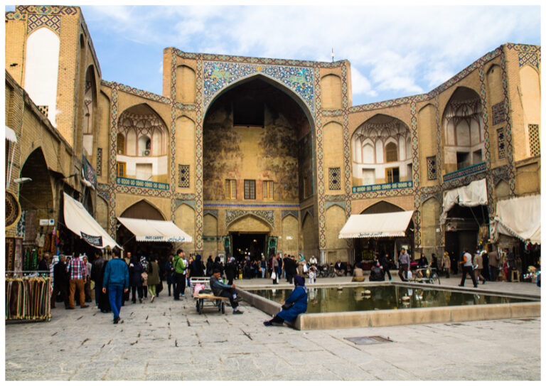 Read more about the article Esfahan: Mosque, Bazaar and a little carpet tea